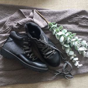 Worn 1x Universal Thread combat boots.